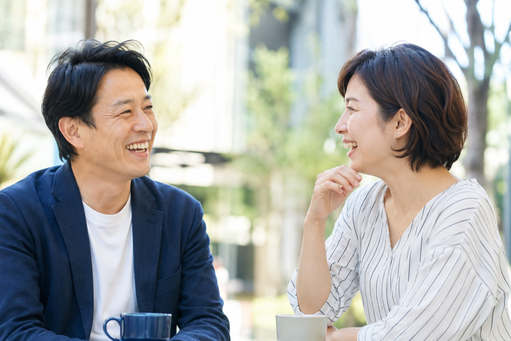 久しぶりに再会し笑顔で話す男女