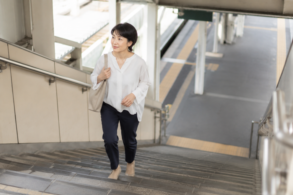 駅の階段を軽やかに上る女性