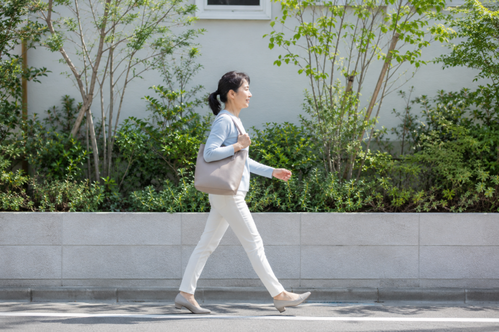 住宅街を速歩きする女性